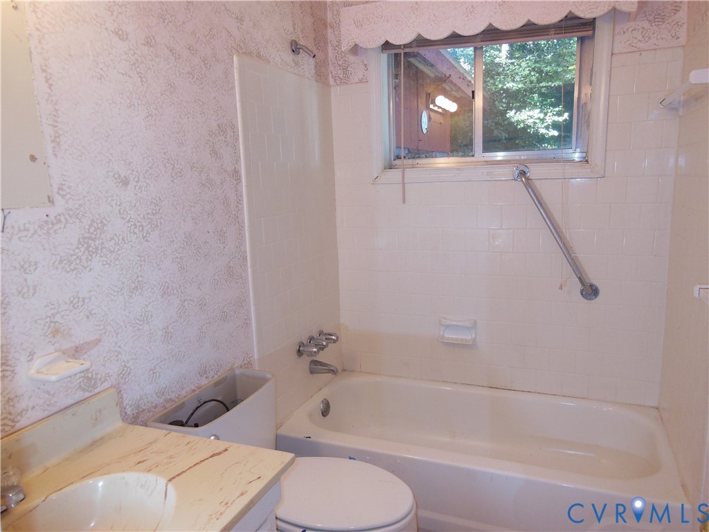 10524 Sunne Court Chesterfield, VA 23832 - Photo 11 of 21 a bathroom with a toilet and a bathtub