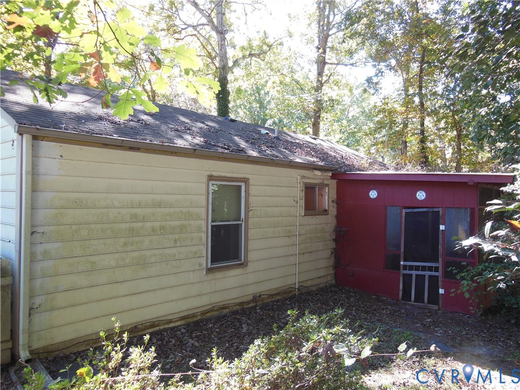 10524 Sunne Court Chesterfield, VA 23832 - Photo 4 of 21 a backyard of a house with lots of green space