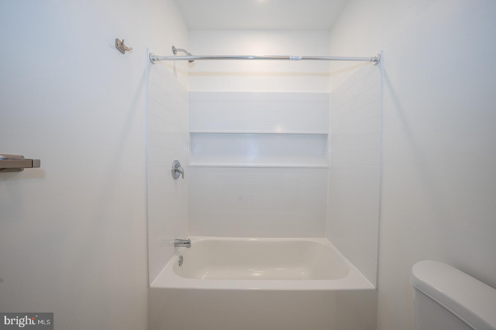 42 North Waterloo Road, Unit 38 Devon, PA 19333 - Photo 23 of 31 Full bath with tub
