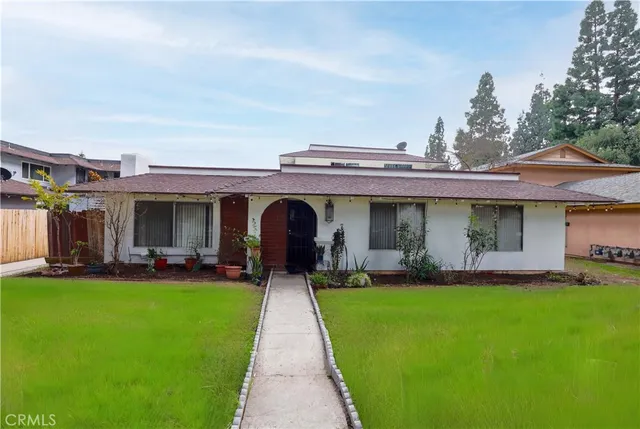 a view of a yard in front of house