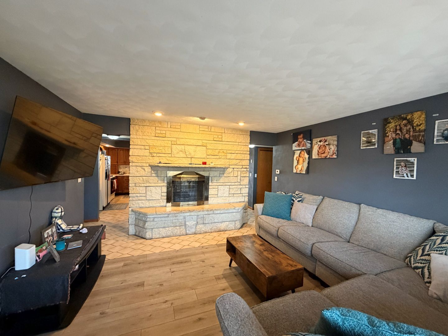 2276 Cross Street Freeport, IL 61032 - Photo 4 of 15 a living room with furniture and a flat screen tv