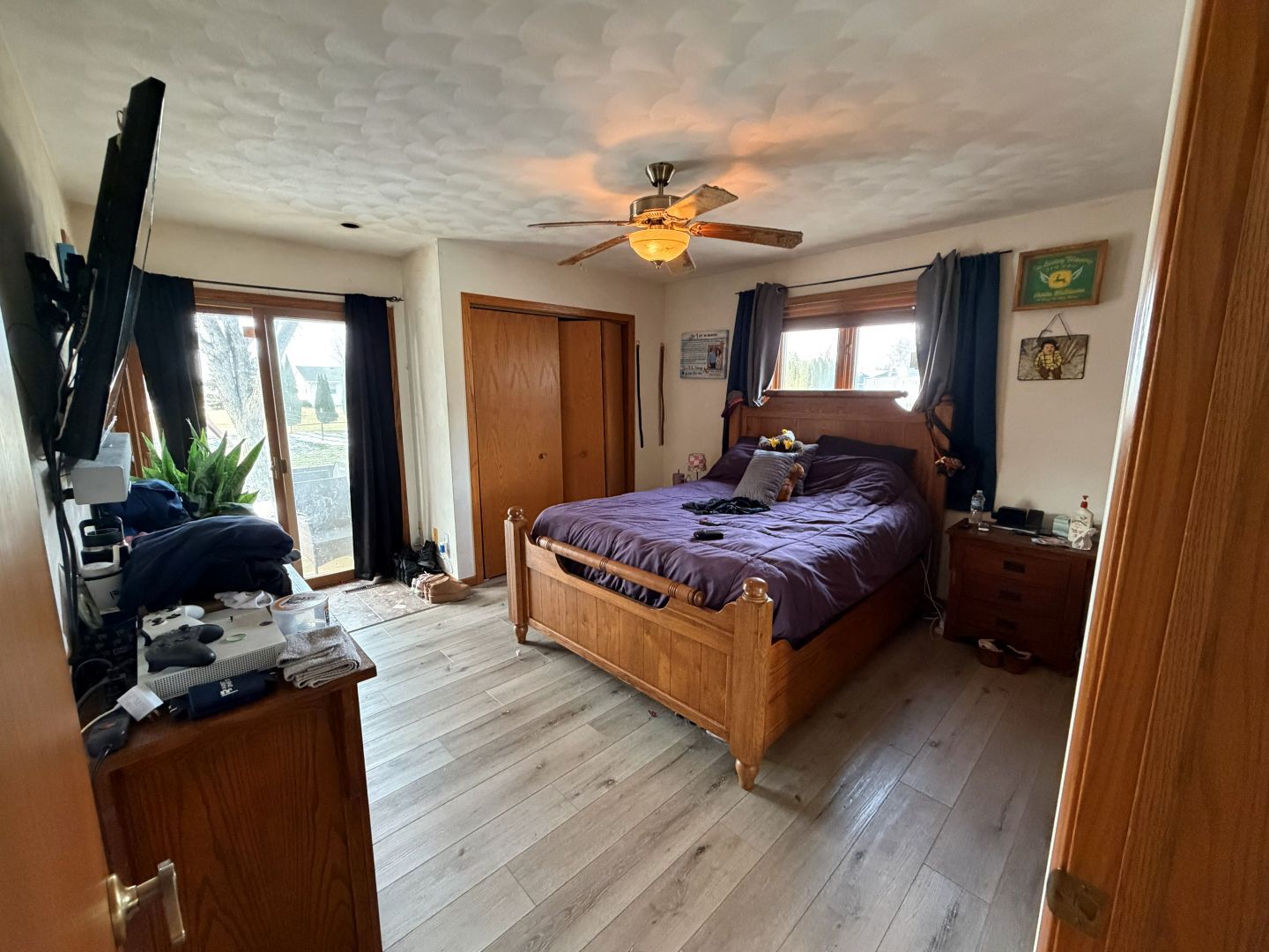 2276 Cross Street Freeport, IL 61032 - Photo 9 of 15 a living room with furniture windows and a flat screen tv