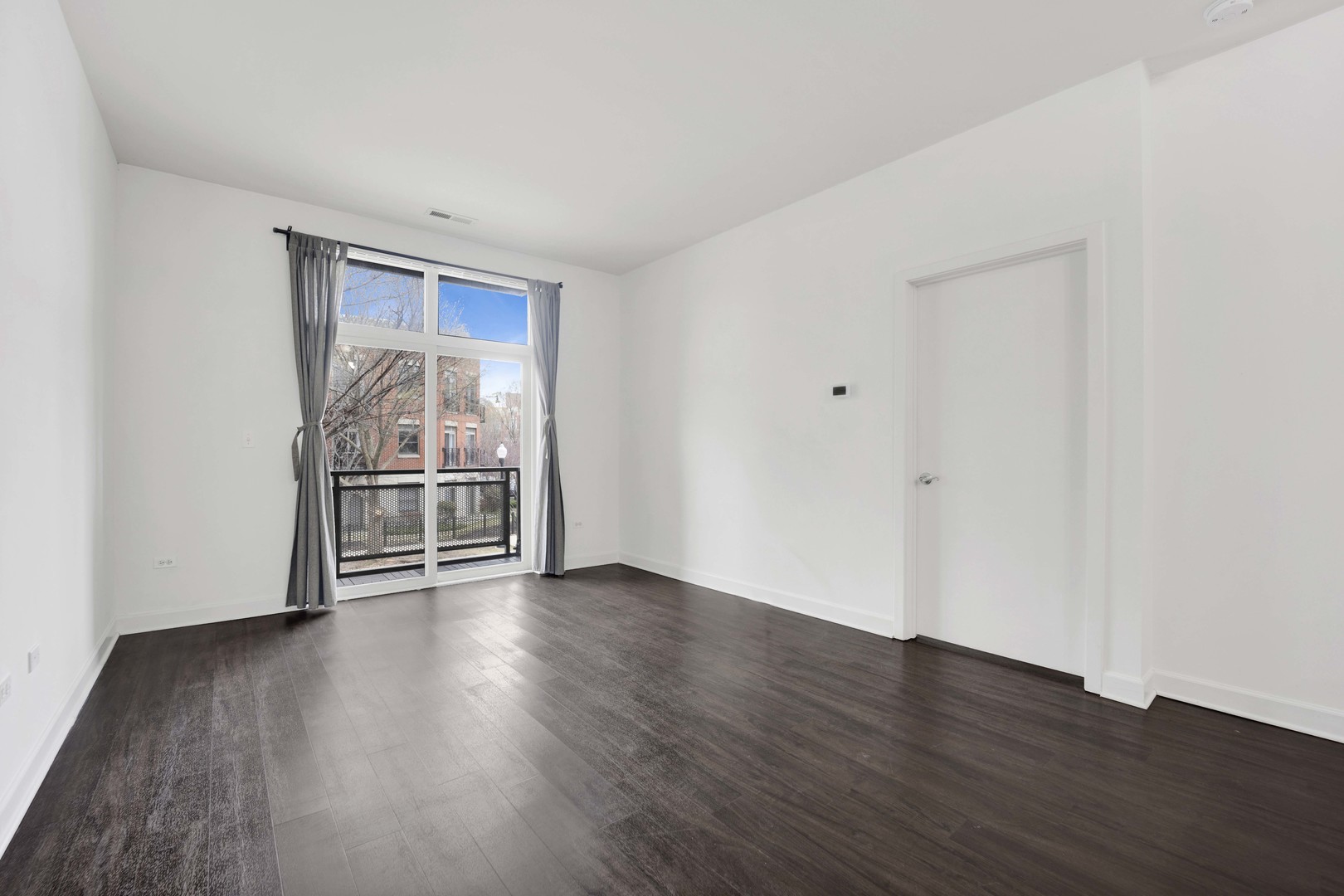 756 West 14th Street, Unit 202 Chicago, IL 60607 - Photo 4 of 22 Gallery Image 4