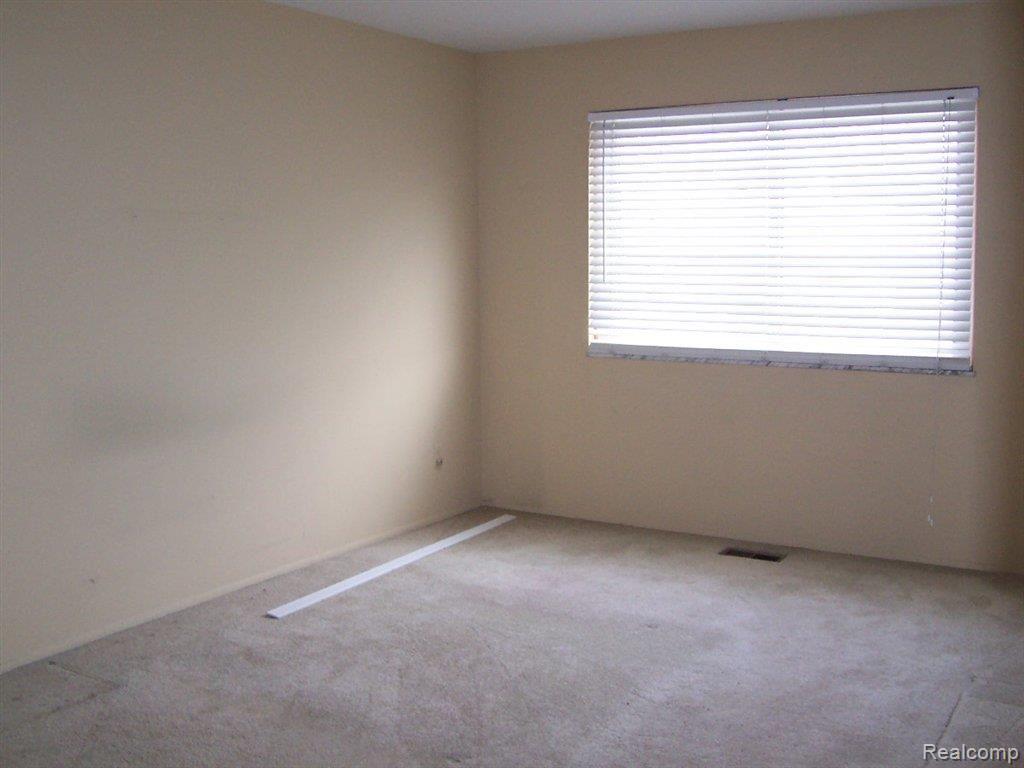 29500 Hoover Road, Unit 59 Warren, MI 48093 - Photo 10 of 14 100_3335.JPG