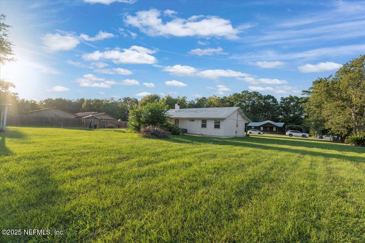 6582 Hamilton Crews Road Glen St. Mary, FL 32040 - Photo 31 of 44 a balcony with a garden