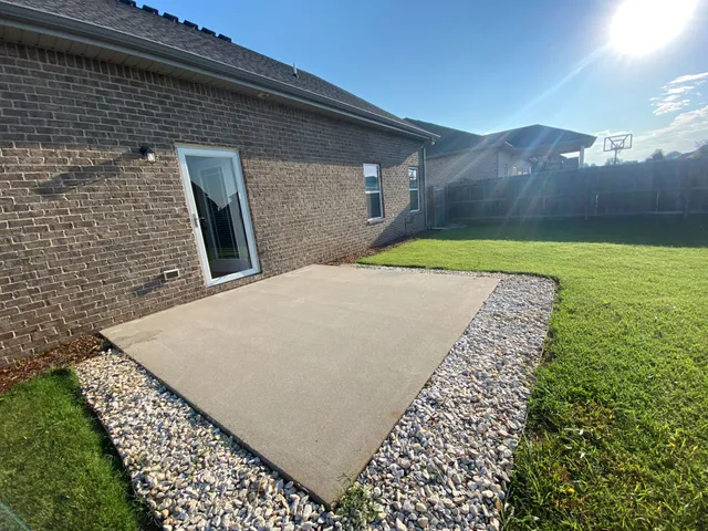 a view of a backyard