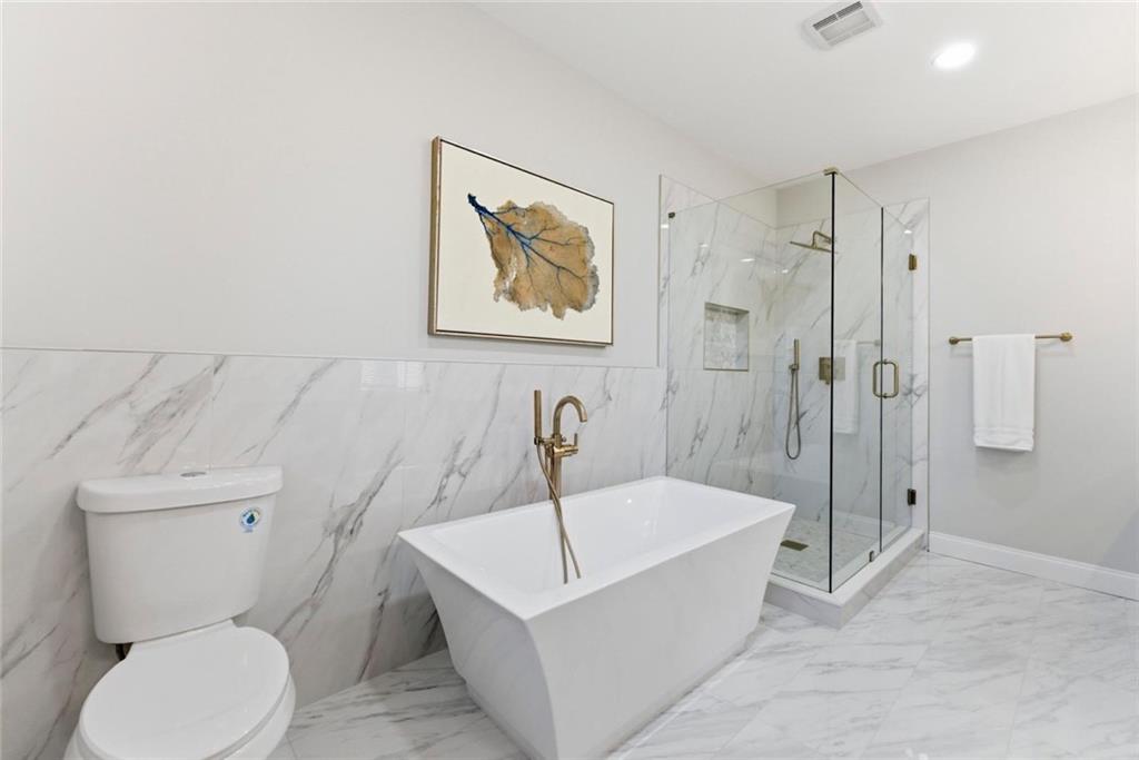2990 Shallowford Road Atlanta, GA 30341 - Photo 23 of 34 a bathroom with a bathtub and a toilet