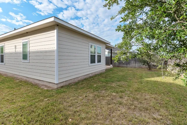 a view of a backyard