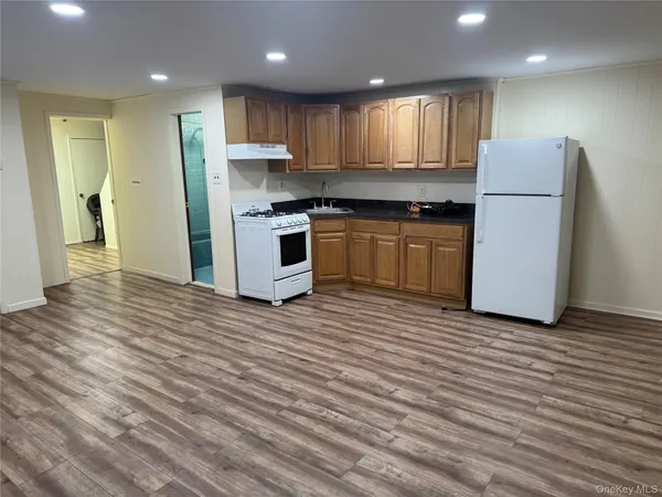 $1,850 | 1393 Pelham Parkway North, Unit 1 | Pelham Gardens
