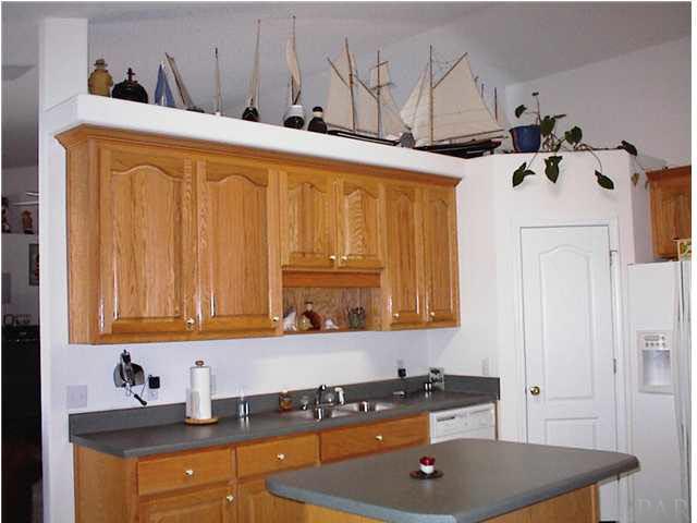 7477 Farmers Road Pensacola, FL 32526 - Photo 6 of 17 Notice Oak Cabinetry -- Center Island -- Plant Ledges, too!