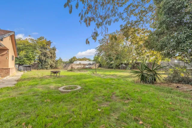 a view of yard with green space