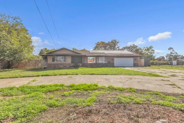 a view of a house with a big yard