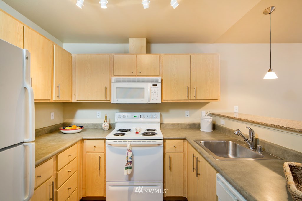 10733 Valley View Road, Unit C304 Bothell, WA 98011 - Photo 4 of 15