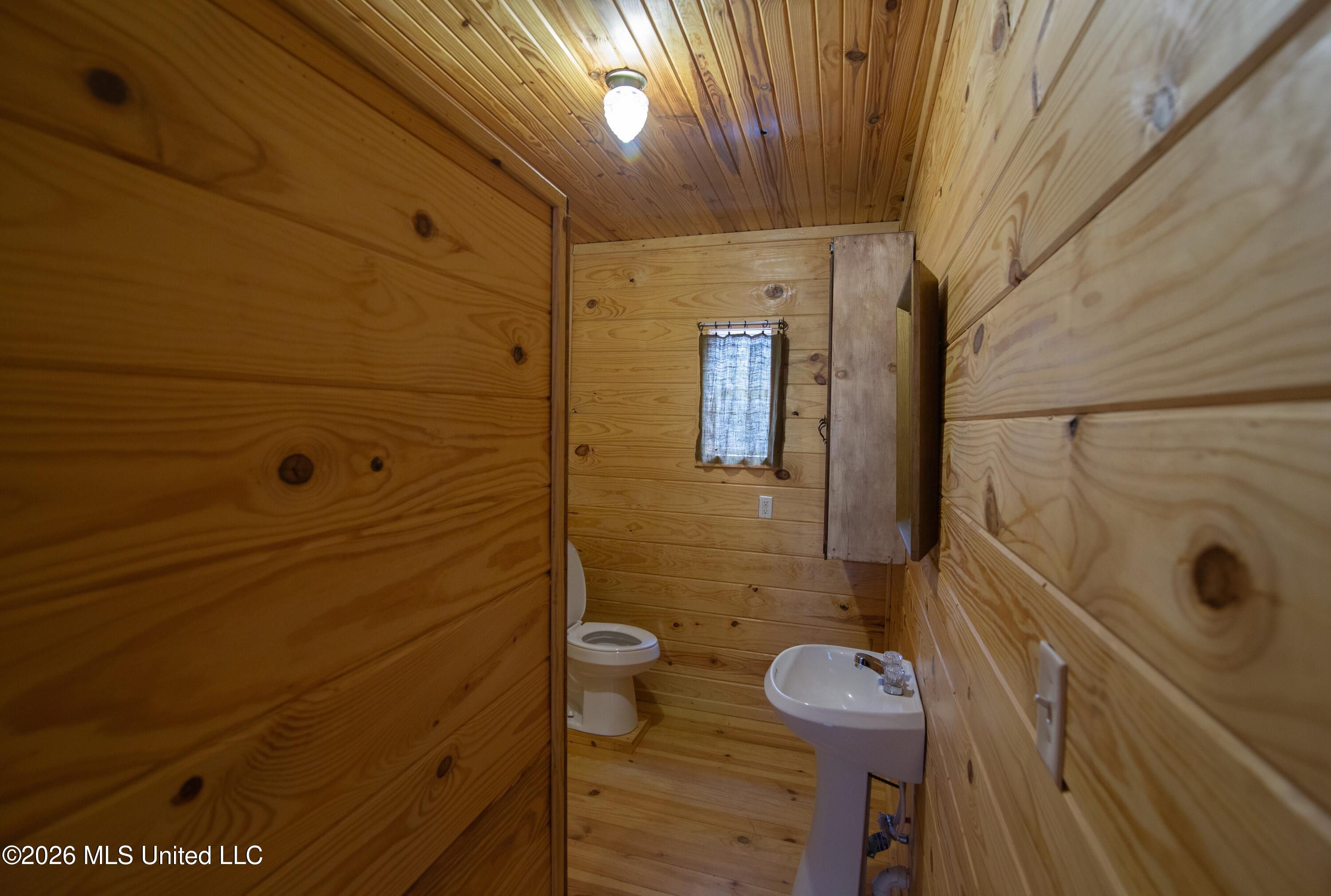 918 Yeates Subdivision Road Starkville, MS 39759 - Photo 13 of 16 17 Upstairs Bathroom