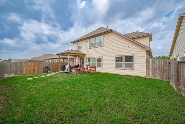 a view of a house with backyard