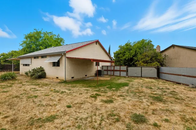 a view of a house with a backyard