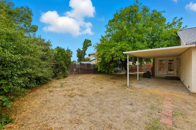 a view of a backyard