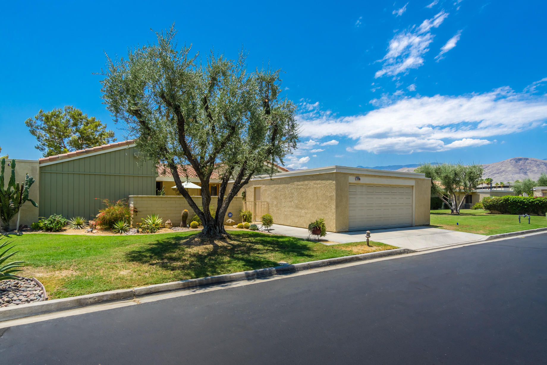 72285 Roxbury Drive Rancho Mirage, CA 92270 - Photo 3 of 40 72285 Roxbury Dr