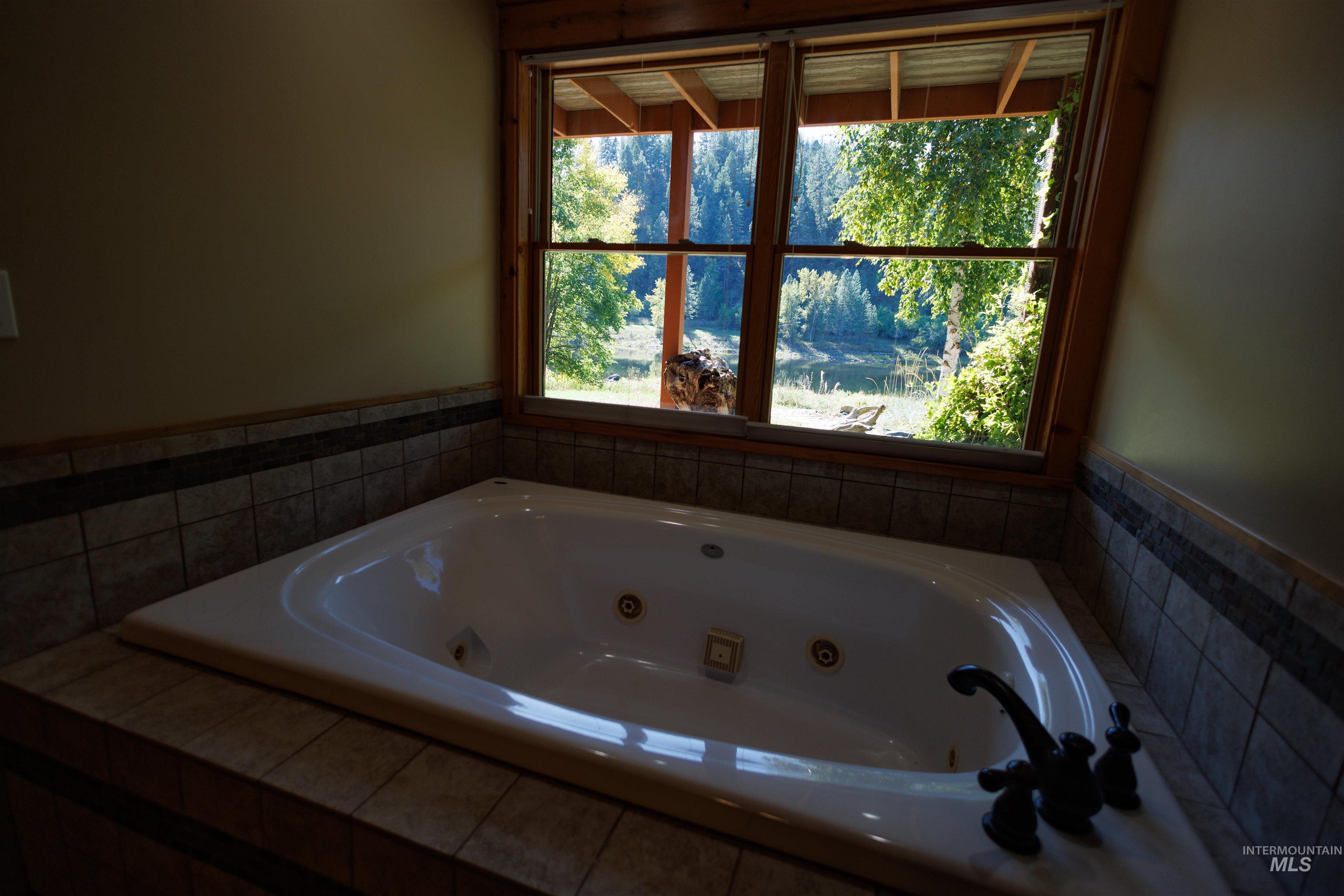 4480 Highway 12 Kamiah, ID 83536 - Photo 42 of 49 Bathroom with a jetted tub