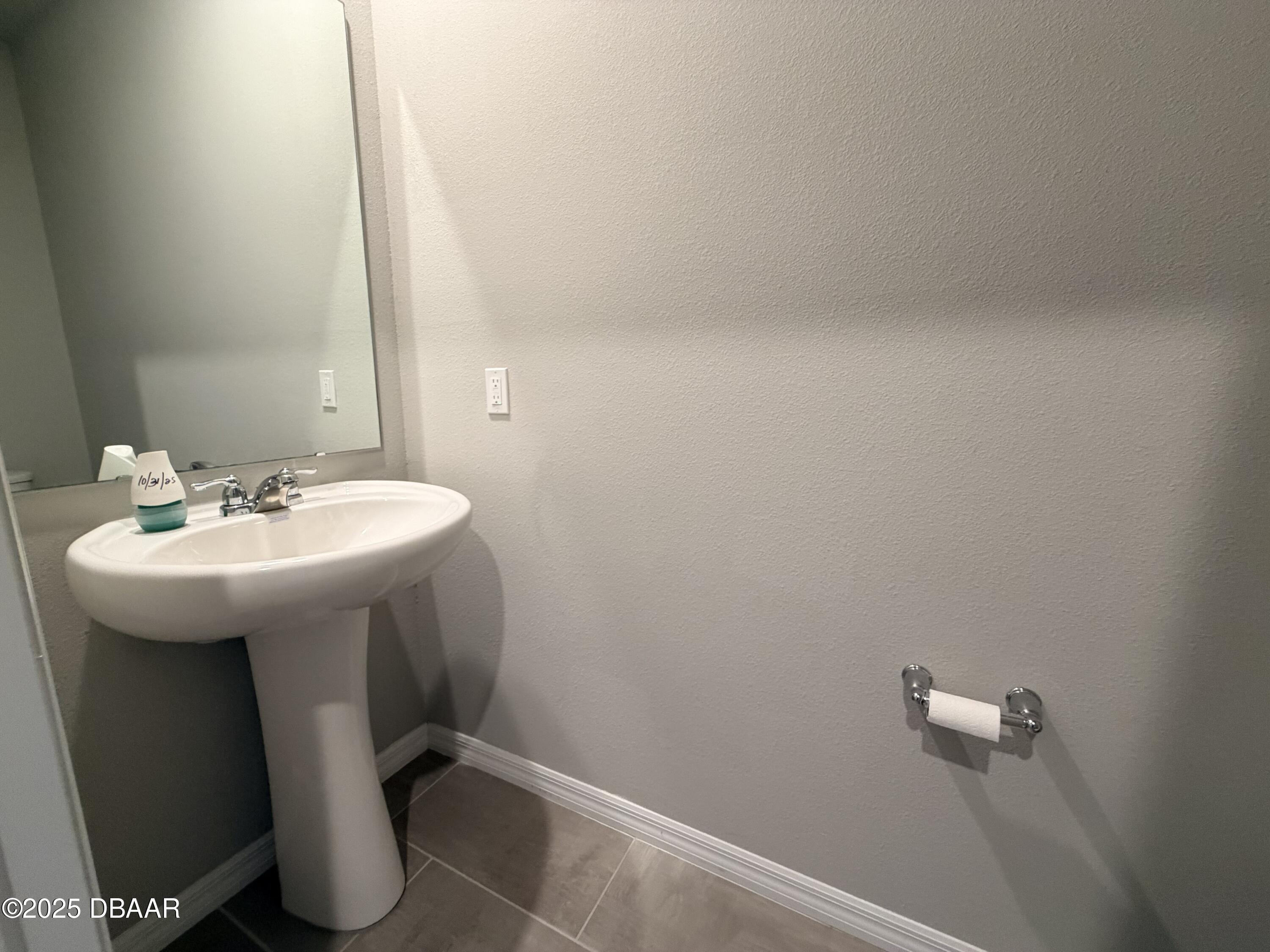 30224 Armenia Road Leesburg, FL 34748 - Photo 7 of 29 a bathroom with a sink and mirror