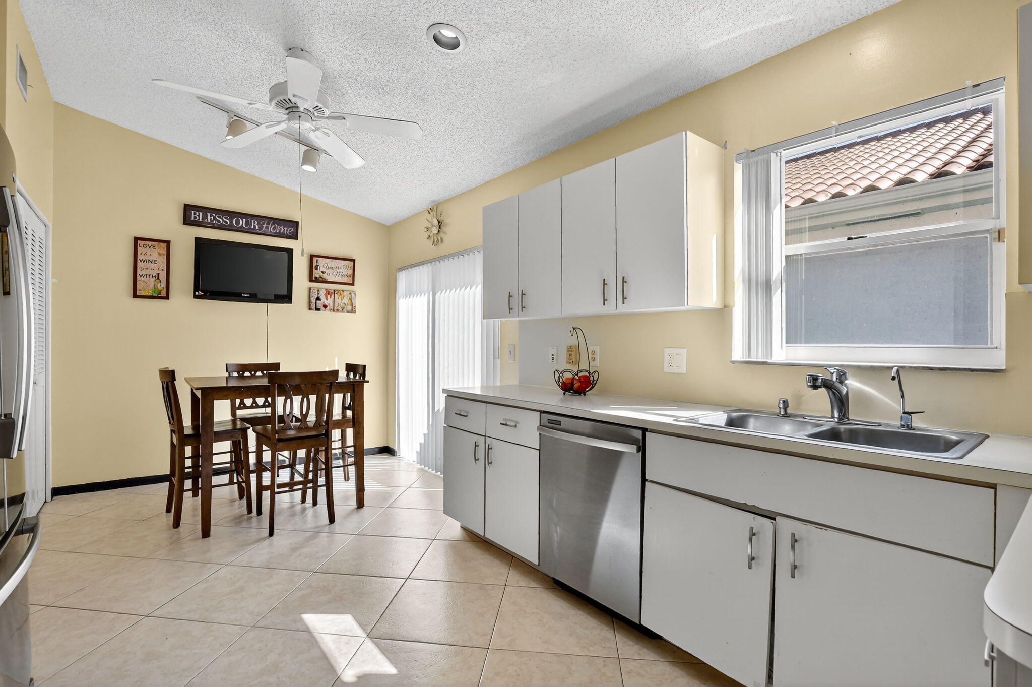 8130 Nadmar Avenue Boca Raton, FL 33434 - Photo 24 of 75 Kitchen w/ Outdoor Access