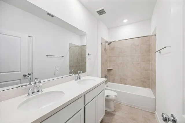 a view of a house with backyard and porch