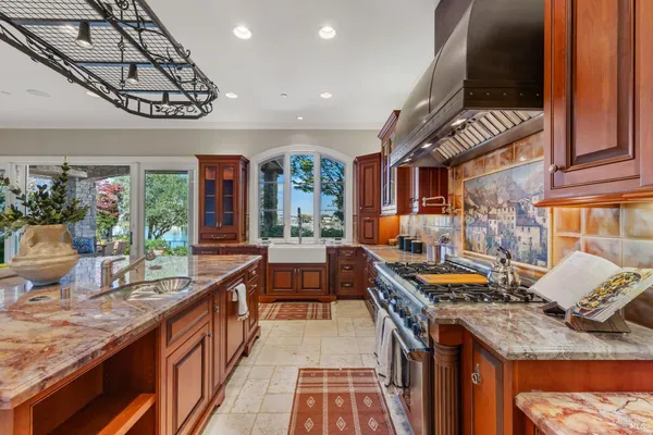 $2,995,000 | 87 Del Oro Lagoon, Novato, CA 94949