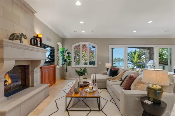 $2,995,000 | 87 Del Oro Lagoon, Novato, CA 94949
