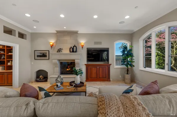 $2,995,000 | 87 Del Oro Lagoon, Novato, CA 94949