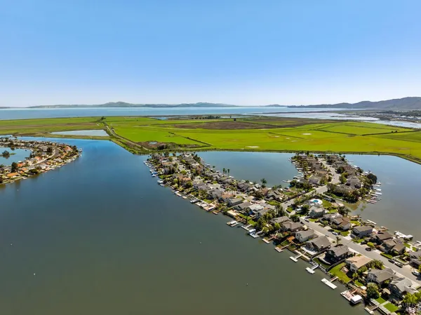 $2,995,000 | 87 Del Oro Lagoon, Novato, CA 94949