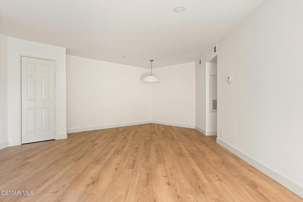 697 Sutton Crest Trail, Unit TL210 Oak Park, CA 91377 - Photo 8 of 37