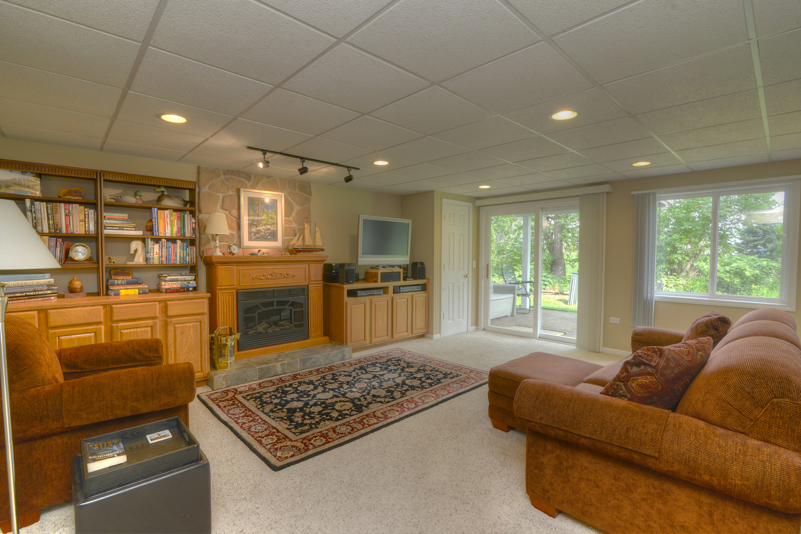 285 Ridge Road North Aurora, IL 60542 - Photo 19 of 24 a living room with furniture rug and window