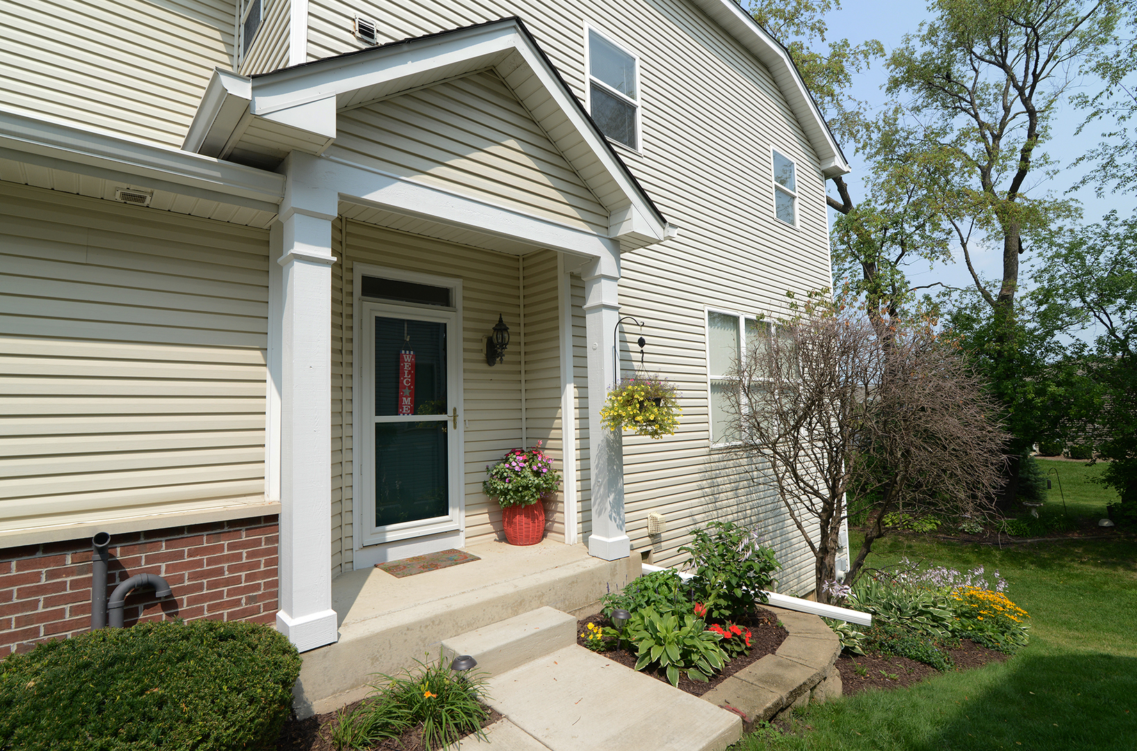285 Ridge Road North Aurora, IL 60542 - Photo 3 of 24 a view of a house with yard and garden