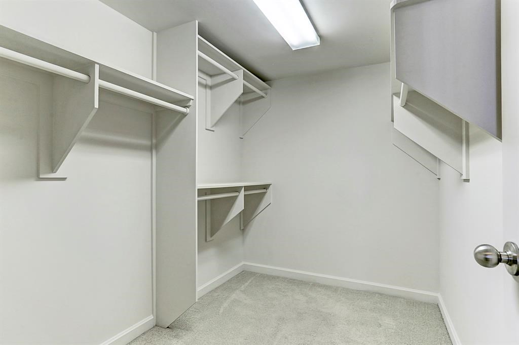 914 Main Street, Unit 1806 Houston, TX 77002 - Photo 7 of 21 a view of walk in closet