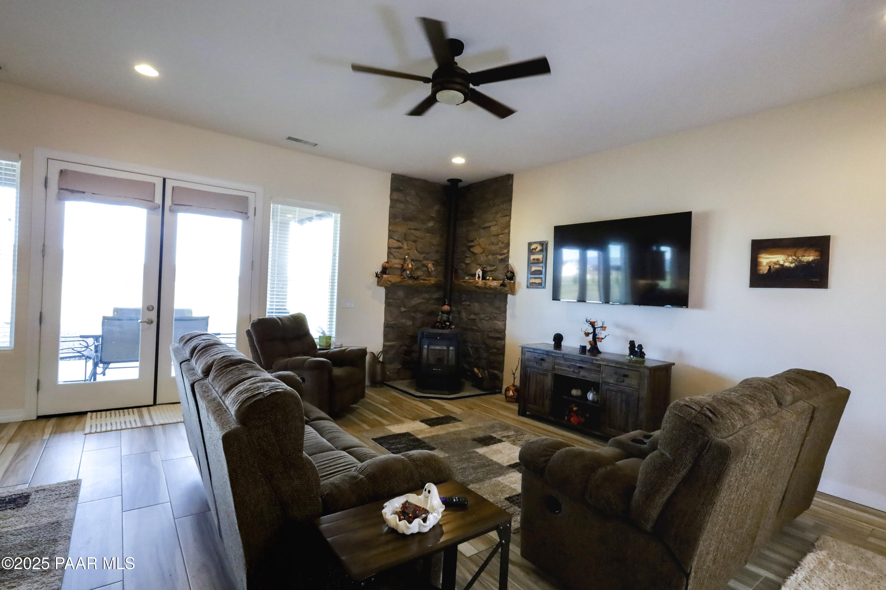 9860 North Loper Road Prescott Valley, AZ 86315 - Photo 23 of 53 a living room with furniture and a flat screen tv