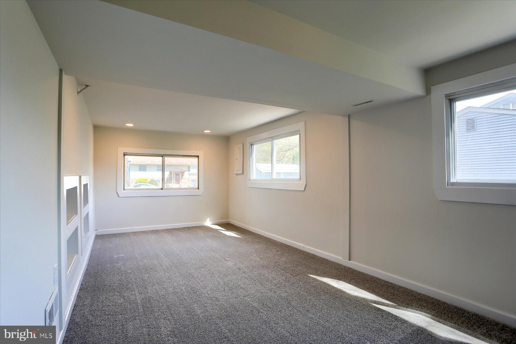 714 Edison Road Dauphin, PA 17018 - Photo 31 of 44 an empty room with windows