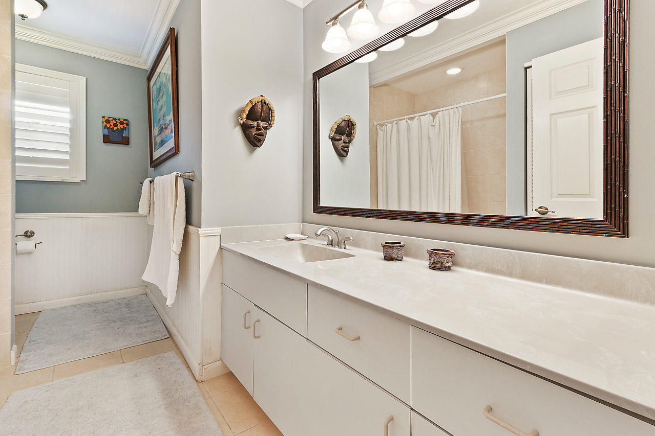 22449 Martella Avenue Boca Raton, FL 33433 - Photo 25 of 31 GUEST BATHROOM