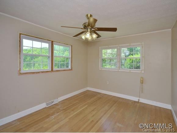 425 Rolling Hills Road Canton, NC 28716 - Photo 8 of 9