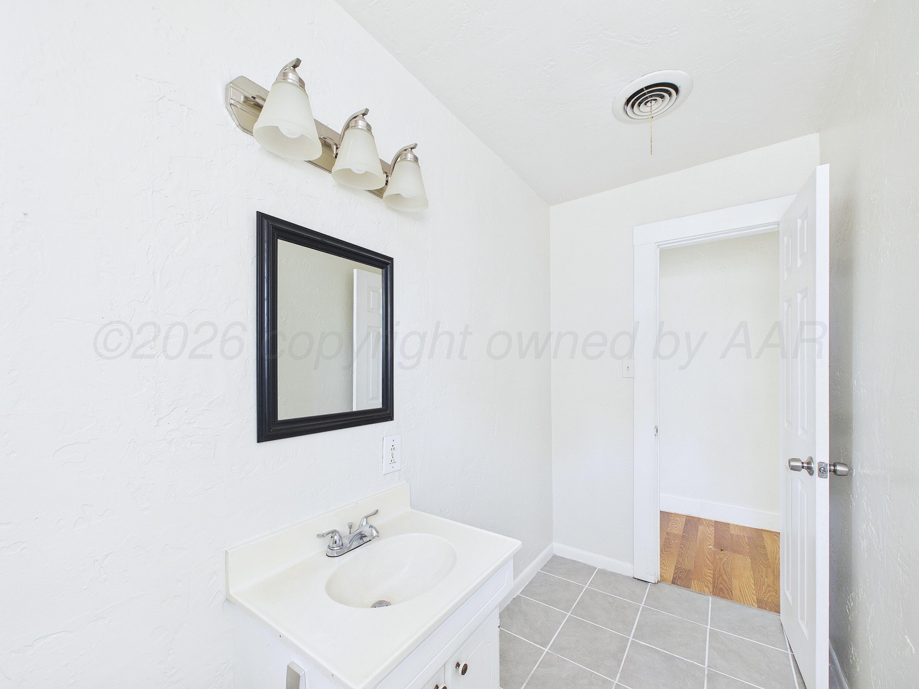 4011 South Polk Street Amarillo, TX 79110 - Photo 11 of 15 bathroom