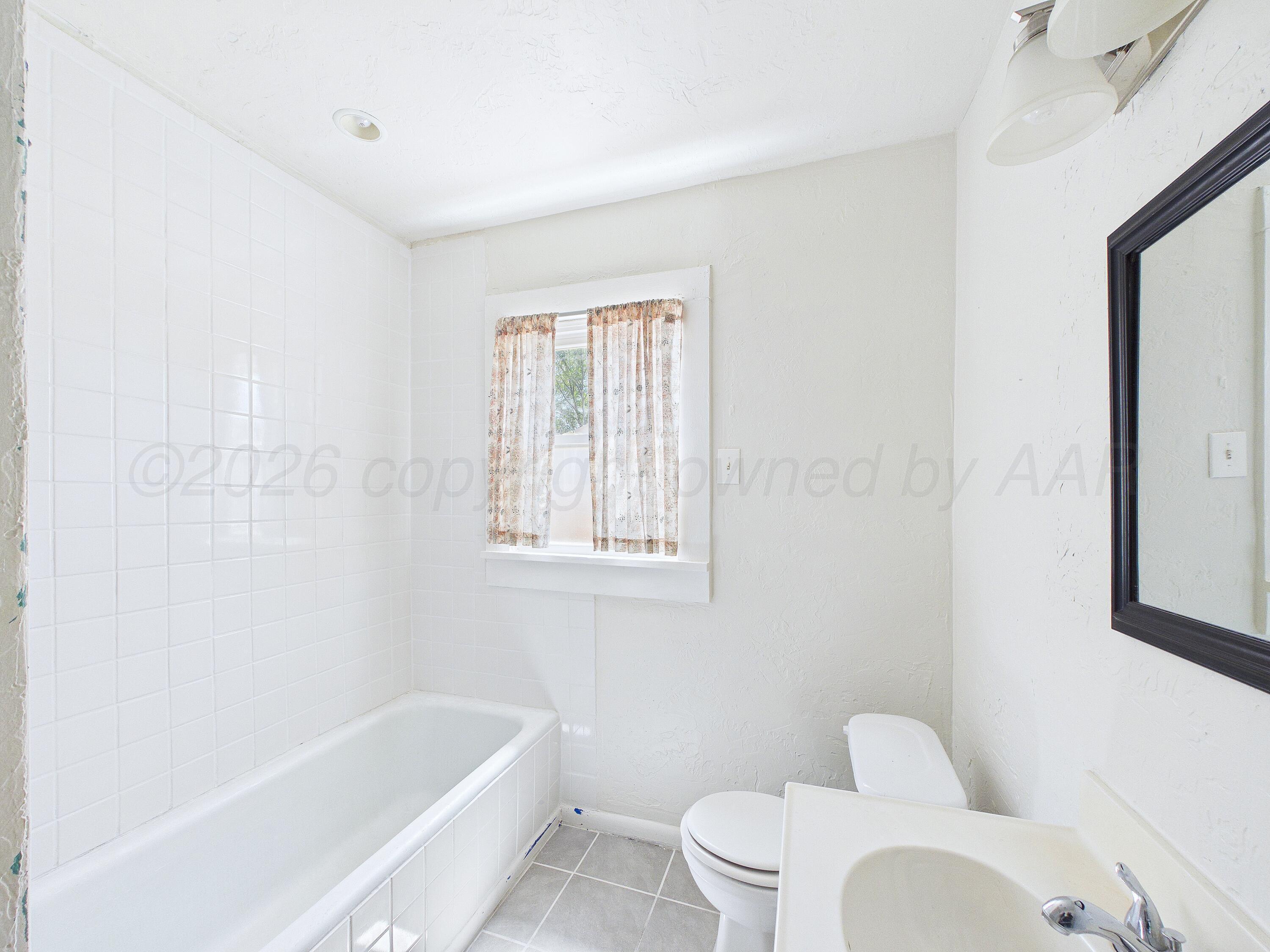 4011 South Polk Street Amarillo, TX 79110 - Photo 9 of 15 bathroom