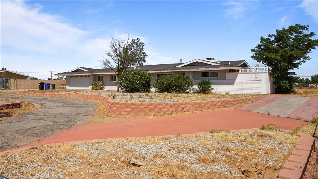 13814 Kiowa Road Apple Valley, CA 92307 - Photo 3 of 20