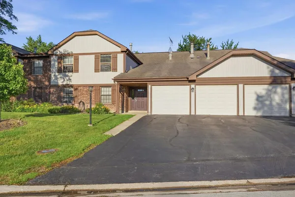 $322,900 | 1251 Williamsburg Drive, Unit D2, Schaumburg, IL 60193