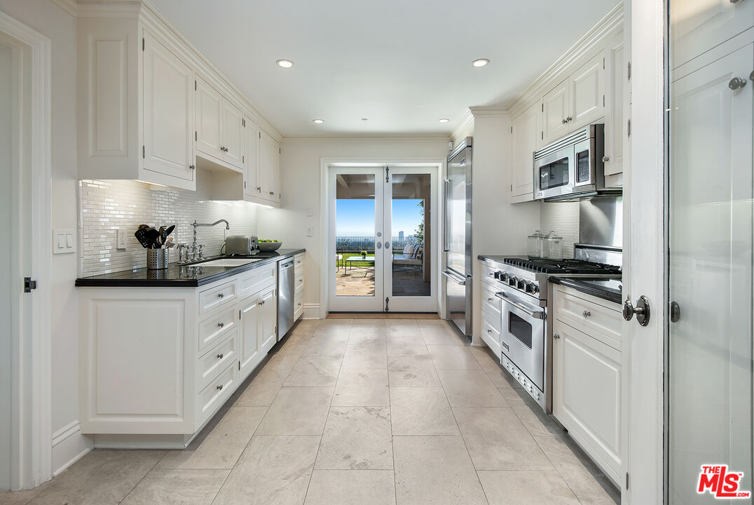 980 Stradella Road Los Angeles, CA 90077 - Photo 21 of 40