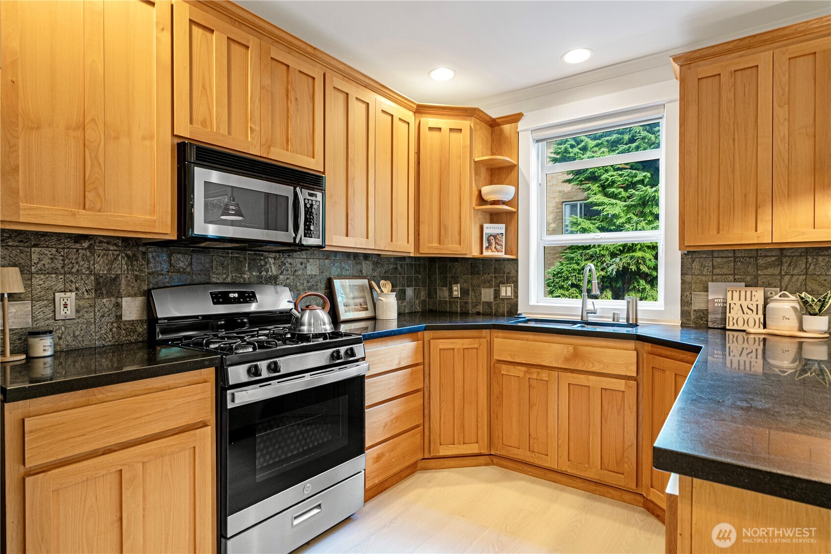 422 Federal Avenue East, Unit B Seattle, WA 98102 - Photo 12 of 25