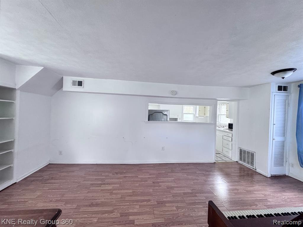 4928 Hughes Road Lansing, MI 48910 - Photo 8 of 35