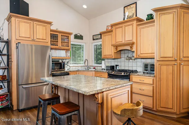 $779,999 | 608 Country Club Lane, Pinehurst, ID 83850