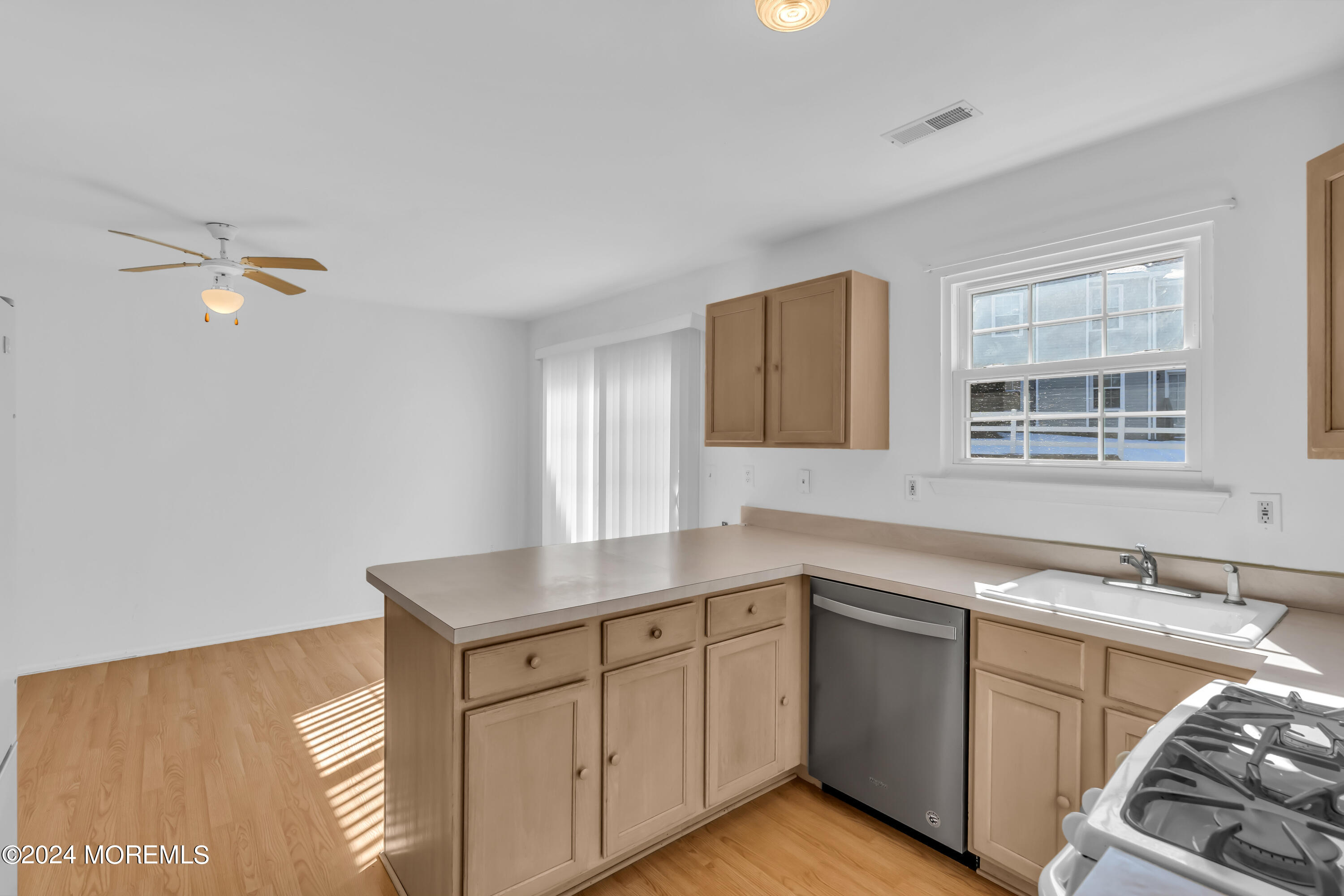 72 Ridge Place Freehold, NJ 07728 - Photo 14 of 34 015_dsc01210