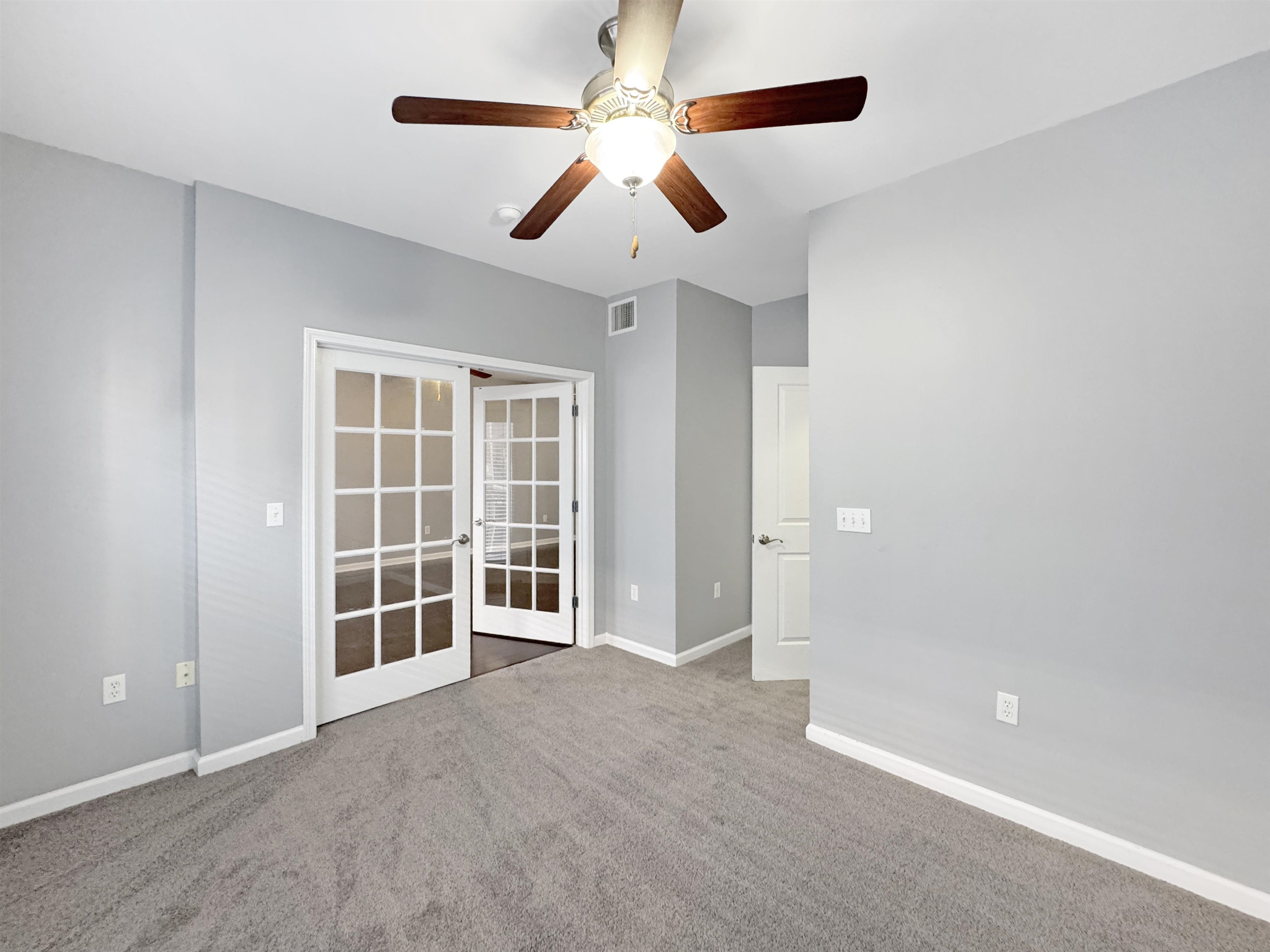 665 Tennessee Street, Unit 306 Memphis, TN 38103 - Photo 22 of 35 an empty room with ceiling fan and window