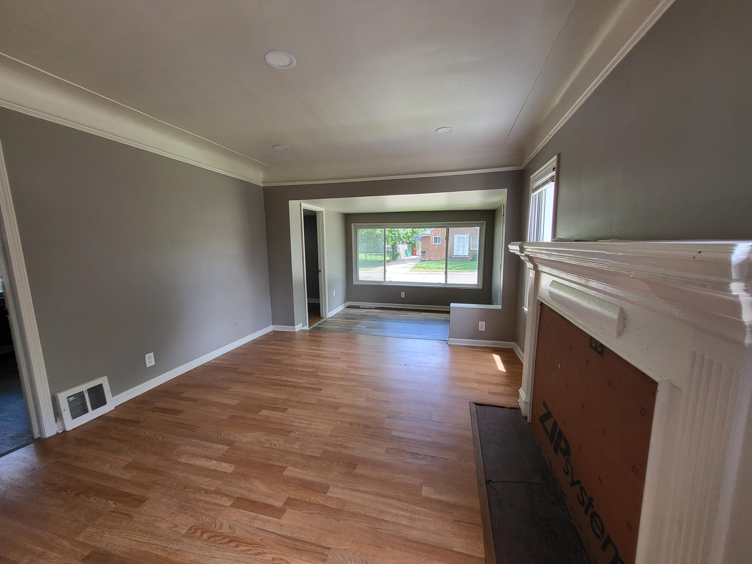 23077 Piper Avenue Eastpointe, MI 48021 - Photo 4 of 14 20250616_143625