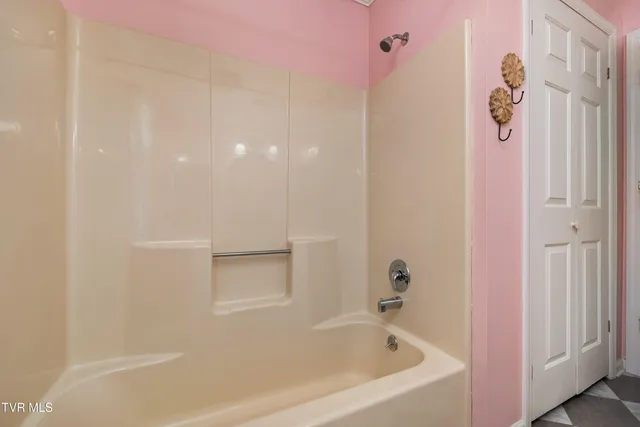 $979,000 | 3310 Berkshire Circle, Johnson City, TN 37604